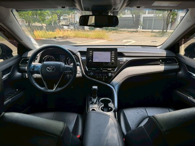 2023年 TOYOTA Camry 2.0L 尊爵版 摸門 一鍵啟動 電動椅 盲點 跟車 開價75.8萬  第11張相片