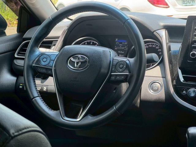 2023年 TOYOTA Camry 2.0L 尊爵版 摸門 一鍵啟動 電動椅 盲點 跟車 開價75.8萬  第12張相片