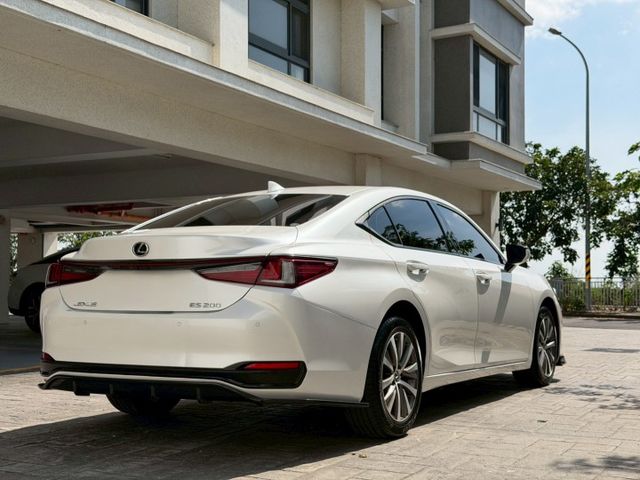 2022年 LEXUS ES200 2.0L 豪華版 開價99.8萬  第4張相片