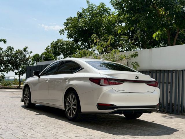 2022年 LEXUS ES200 2.0L 豪華版 開價99.8萬  第5張相片