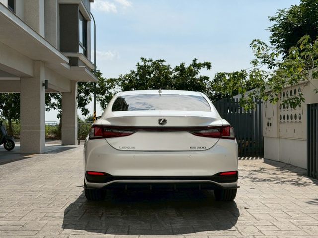 2022年 LEXUS ES200 2.0L 豪華版 開價99.8萬  第6張相片