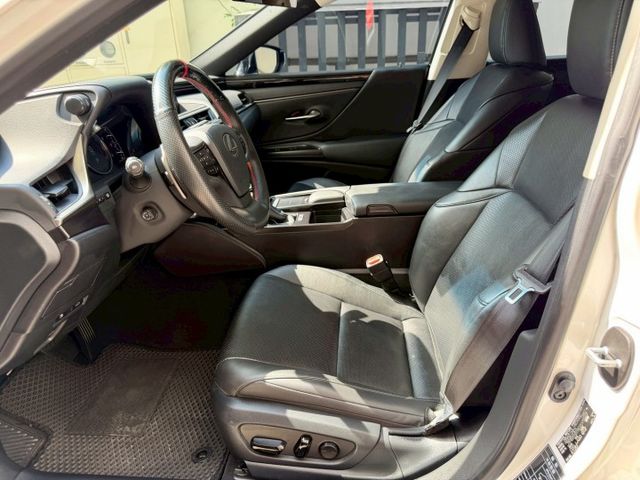 2022年 LEXUS ES200 2.0L 豪華版 開價99.8萬  第7張相片