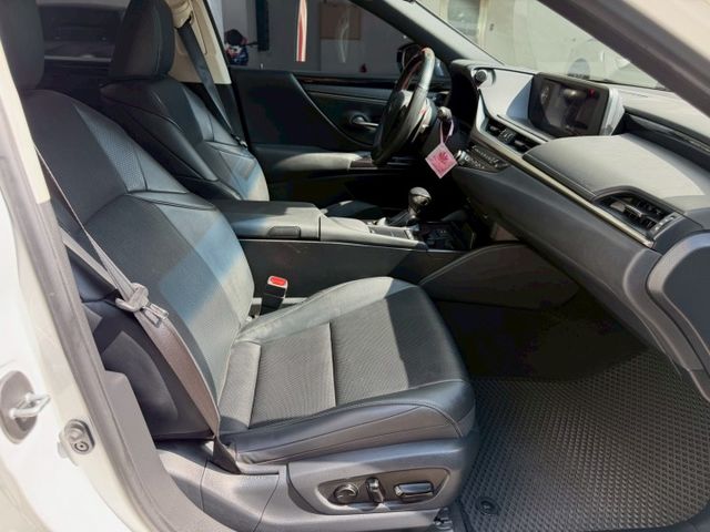 2022年 LEXUS ES200 2.0L 豪華版 開價99.8萬  第8張相片