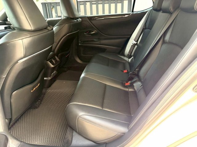 2022年 LEXUS ES200 2.0L 豪華版 開價99.8萬  第9張相片