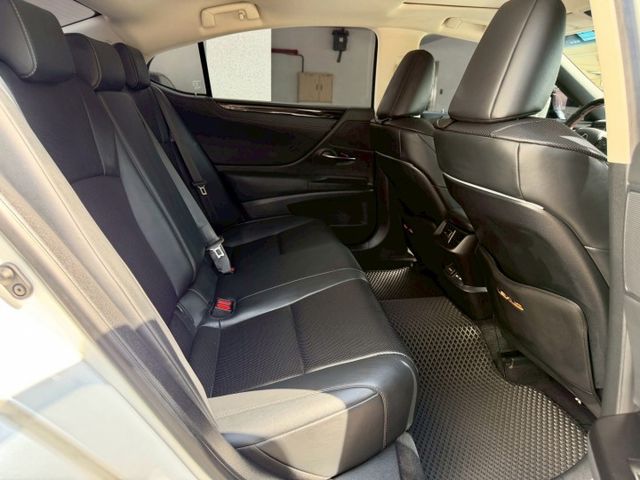 2022年 LEXUS ES200 2.0L 豪華版 開價99.8萬  第10張相片