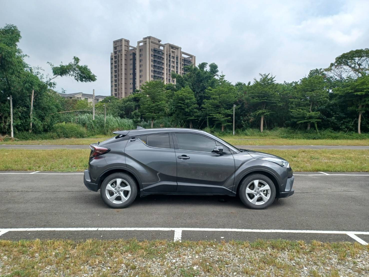 Toyota C-HR 尊爵AWD  第2張相片