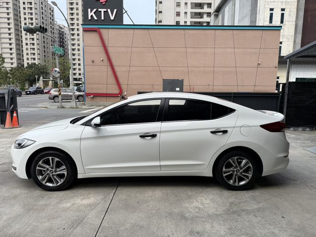 HYUNDAI現代 ELANTRA  第4張相片
