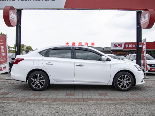 【預約賞車即享網路優惠價】2018小改款 原鈑件 豪華 方向盤快控鍵 中控螢幕 定速巡航 藍牙通訊 光感頭燈  第5張相片