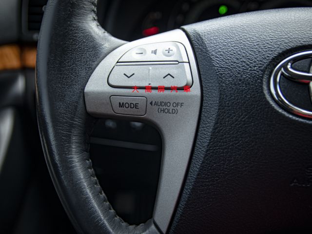 【現況售 有待修】 Camry 2.0L 電動椅 電動窗 定速巡航 恆溫空調 中控螢幕  衛星導航  第13張相片