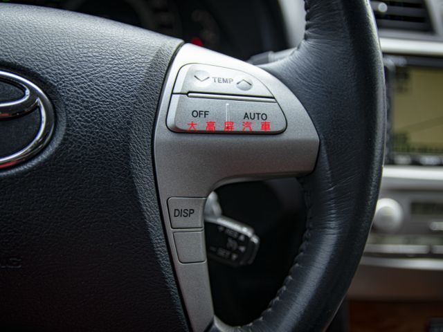 【現況售 有待修】 Camry 2.0L 電動椅 電動窗 定速巡航 恆溫空調 中控螢幕  衛星導航  第14張相片