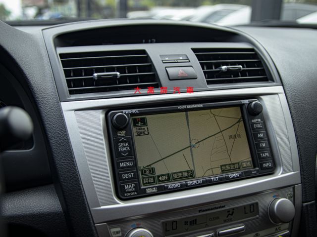 【現況售 有待修】 Camry 2.0L 電動椅 電動窗 定速巡航 恆溫空調 中控螢幕  衛星導航  第16張相片