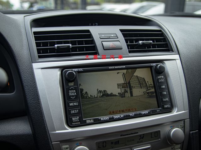【現況售 有待修】 Camry 2.0L 電動椅 電動窗 定速巡航 恆溫空調 中控螢幕  衛星導航  第17張相片