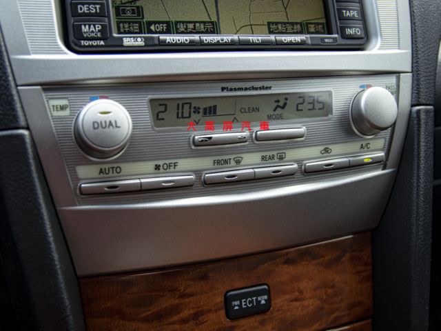 【現況售 有待修】 Camry 2.0L 電動椅 電動窗 定速巡航 恆溫空調 中控螢幕  衛星導航  第18張相片