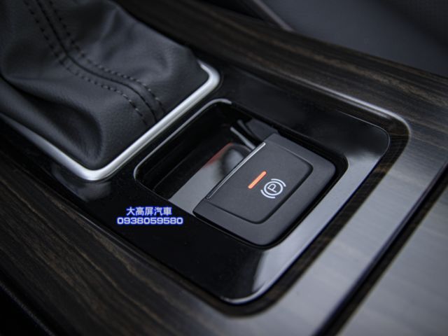 【預約賞車即享網路優惠價】1.8T 經典版 原版件 天窗 方向盤快控鍵 恆溫空調 中控螢幕 左右轉向輔助鏡頭  第18張相片