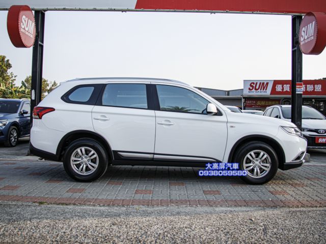 【預約賞車即享網路優惠價】4WD 躍動型 原鈑件 LED日行燈 方向盤快控鍵 恆溫空調 中控螢幕 定速巡航  第5張相片