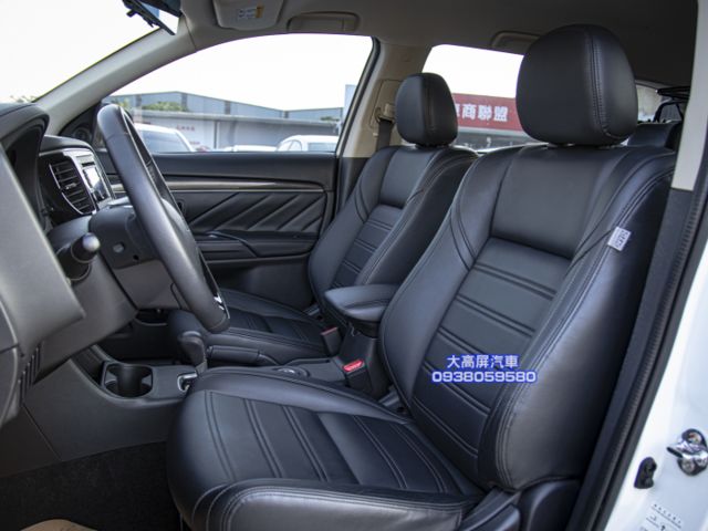 【預約賞車即享網路優惠價】4WD 躍動型 原鈑件 LED日行燈 方向盤快控鍵 恆溫空調 中控螢幕 定速巡航  第9張相片