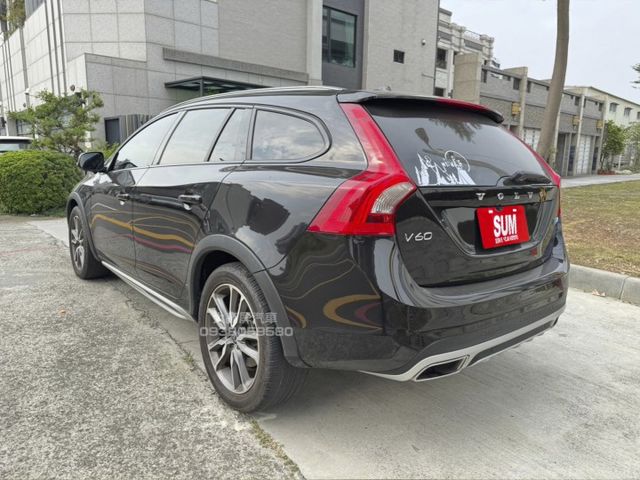 【預約賞車即享網路優惠價】D4豪華 原鈑件 柴油 天窗 換檔撥片 分區溫控 電動椅  自動停車 定速  第2張相片