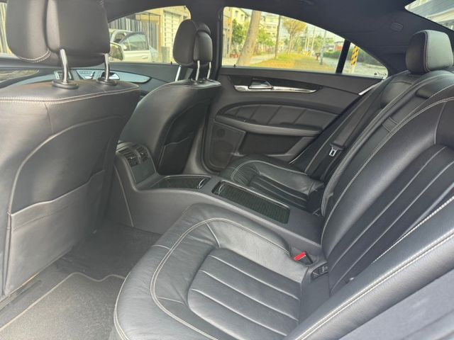 【預約賞車即享網路優惠價】3.0T AMG Line 原鈑件 天窗 換檔撥片 分區溫控 電動椅 IKEY 環景 自動停車  第4張相片