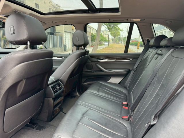【預約賞車即享網路優惠價】3.0T xDrive35i HID氙氣頭燈 換檔撥片 分區溫控 電動椅 天窗 定速 電尾門  第4張相片