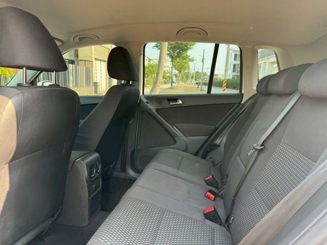【預約賞車即享網路優惠價】2.0T TSI 原鈑件 後霧燈 恆溫空調 CD音響主機 電動尾門 ISOFIX  第4張相片