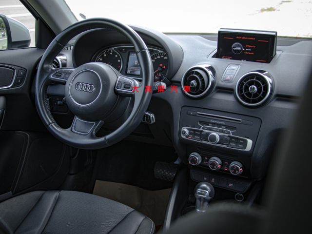 【預約賞車即享網路優惠價】1.4T 30 TFSI 原鈑件 方向盤快控鍵 恆溫空調 中控螢幕 定速巡航 循跡防滑  第11張相片