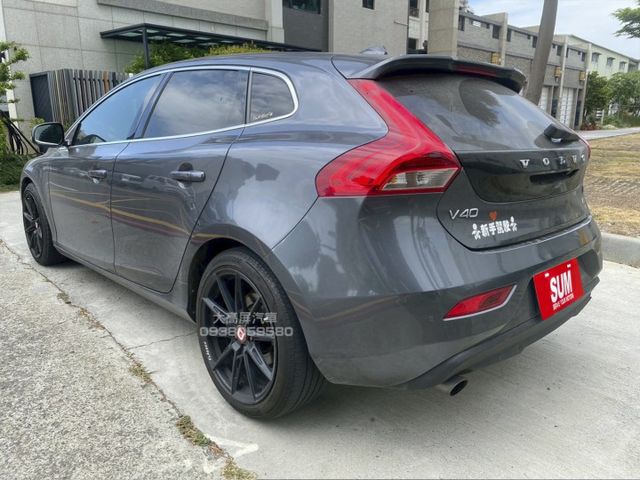 【預約賞車即享網路優惠價】1.6T T4豪華版 方向盤快控鍵 分區溫控 電動椅 中控螢幕 定速巡航 自動停車  第2張相片