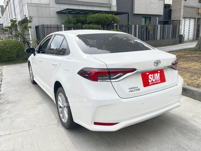 【預約賞車即享網路優惠價】1.8L 豪華+ 原鈑件 LED日行燈 恆溫空調 後座出風口 中控螢幕 IKEY 定速 ACC  第2張相片