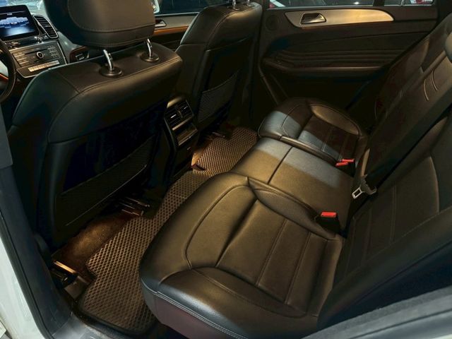 【預約賞車即享網路優惠價】4MATIC 柴油 原鈑 全景天窗 換檔撥片 電動椅 導航 IKEY 電尾門 環景 自動停車  第4張相片