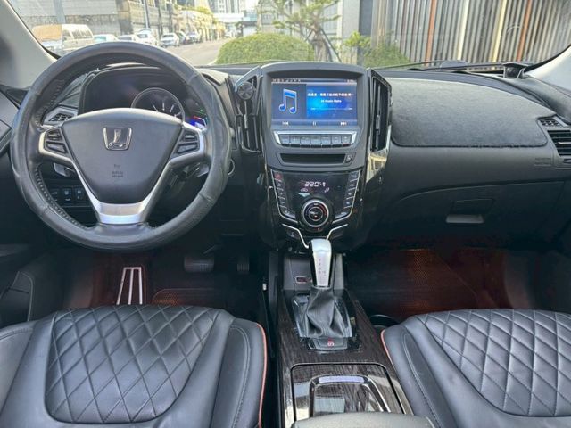 【預約賞車即享網路優惠價】2.0T 旗艦型 原鈑件 天窗 換檔撥片 電動椅 IKEY 定速 環景影像 電尾門 前方駐車雷  第5張相片