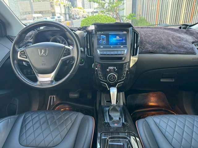 【預約賞車即享網路優惠價】1.8T 魅力型 原鈑件 天窗 換檔撥片 恆溫 中控螢幕 IKEY 定速 環景 抬頭顯示器  第5張相片