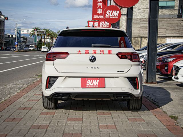 【預約賞車即享網路優惠價】330R-LINE 原鈑 空力套件 全景天窗 換檔撥片 分區溫控 電動椅 IKEY ACC  第7張相片