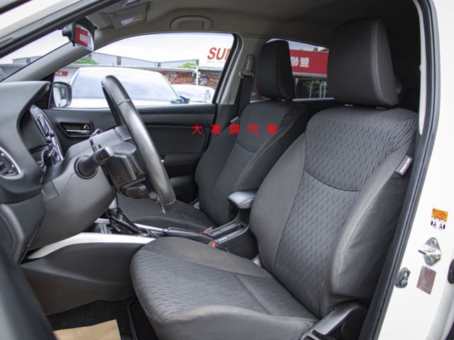 【預約賞車即享網路優惠價】1.0T GLX LED日行燈 方向盤快控鍵 換檔撥片 恆溫空調 IKEY 定速巡航 循跡防滑  第9張相片