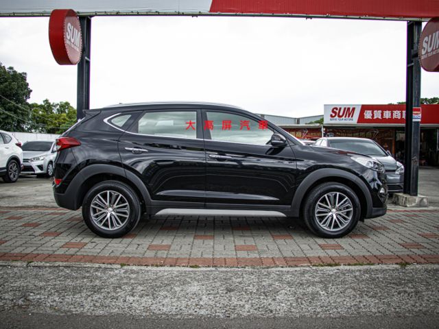 【預約賞車即享網路優惠價】2.0L 汽油豪華 原鈑件 前後霧燈 車頂行李架 方向盤快控鍵 電折後視鏡 循跡防滑  第5張相片