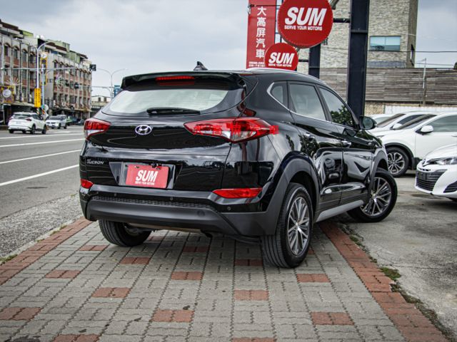 【預約賞車即享網路優惠價】2.0L 汽油豪華 原鈑件 前後霧燈 車頂行李架 方向盤快控鍵 電折後視鏡 循跡防滑  第6張相片