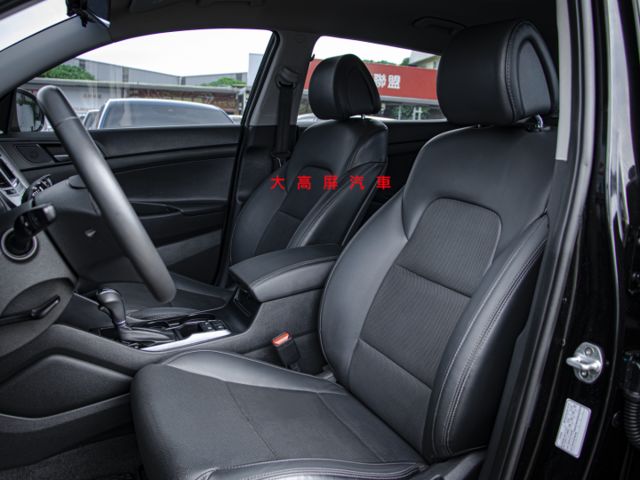 【預約賞車即享網路優惠價】2.0L 汽油豪華 原鈑件 前後霧燈 車頂行李架 方向盤快控鍵 電折後視鏡 循跡防滑  第9張相片
