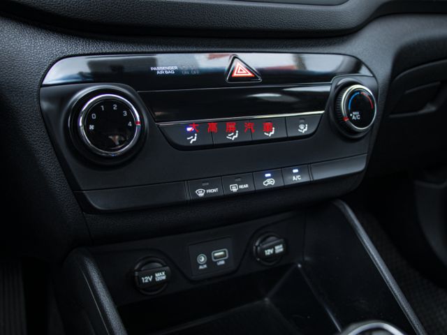 【預約賞車即享網路優惠價】2.0L 汽油豪華 原鈑件 前後霧燈 車頂行李架 方向盤快控鍵 電折後視鏡 循跡防滑  第16張相片