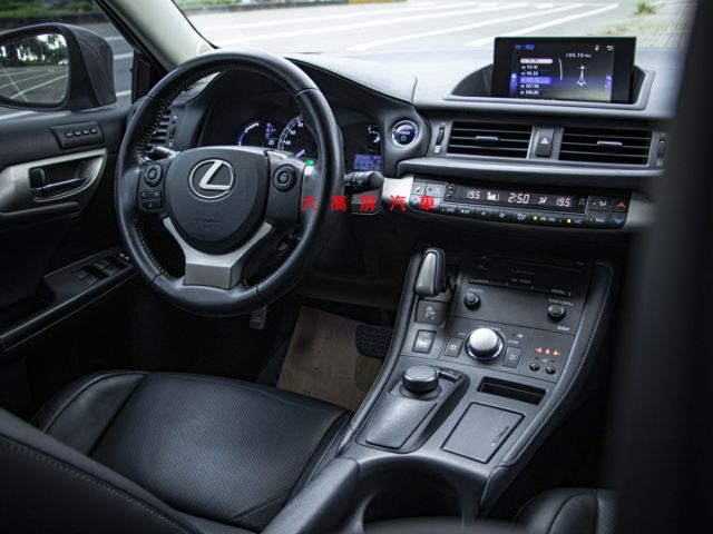 【預約賞車即享網路優惠價】1.8L 豪華版 原鈑 LED日行燈 分區溫控 電動椅 中控螢幕 IKEY 定速  第11張相片