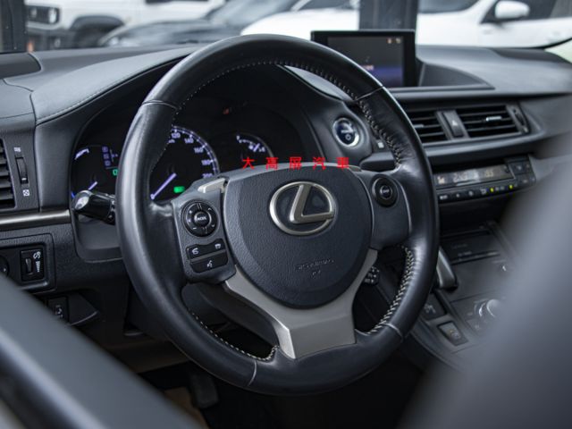 【預約賞車即享網路優惠價】1.8L 豪華版 原鈑 LED日行燈 分區溫控 電動椅 中控螢幕 IKEY 定速  第12張相片