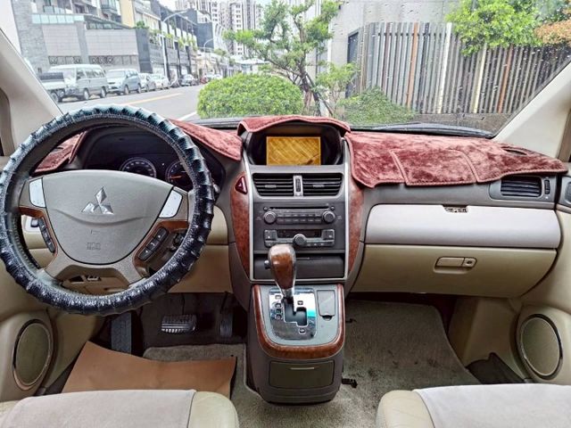 【預約賞車即享網路優惠價】2.0L 6人座 前霧燈 方向盤音響控制 音響主機 第三排座椅 倒車雷達  第5張相片