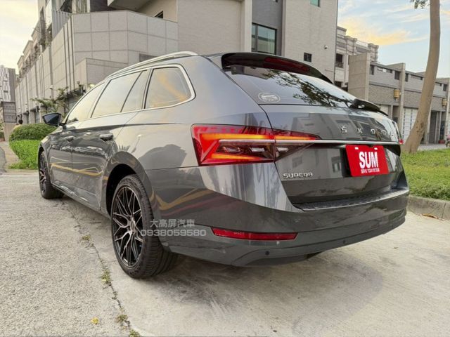 【預約賞車即享網路優惠價】1.5T菁英升級VARRO框BREMBO卡鉗 環景 分區溫控 電動椅 ACC IKEY 電尾門  第2張相片