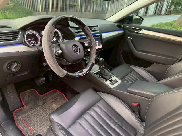 【預約賞車即享網路優惠價】1.5T菁英升級VARRO框BREMBO卡鉗 環景 分區溫控 電動椅 ACC IKEY 電尾門  第4張相片