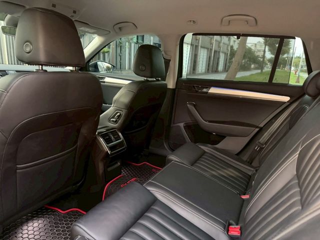 【預約賞車即享網路優惠價】1.5T菁英升級VARRO框BREMBO卡鉗 環景 分區溫控 電動椅 ACC IKEY 電尾門  第5張相片