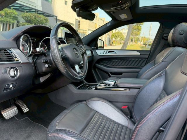 【預約賞車即享網路優惠價】AMG 原鈑 全景天窗 換檔撥片 分區溫控 電動椅 IKEY 環景 自動停車 電尾門  第3張相片