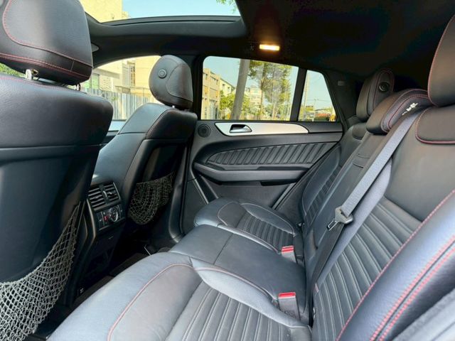 【預約賞車即享網路優惠價】AMG 原鈑 全景天窗 換檔撥片 分區溫控 電動椅 IKEY 環景 自動停車 電尾門  第4張相片