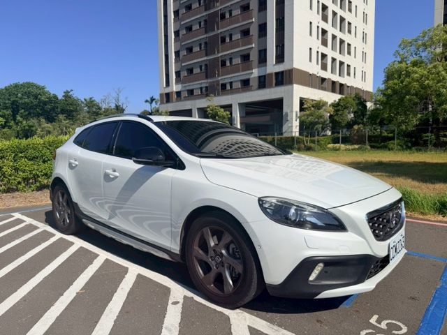 【V40 CrossCountry 跨界D4豪華版】歡迎同行盤調～力拼全台最低價！讓您買到最實惠的價格  第1張相片