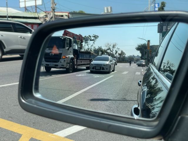 一手車、原鈑件、小改款、經典六缸引擎、F10樣式17吋鋁圈、倒車顯影、盲點偵測  第5張相片