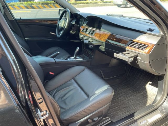 一手車、原鈑件、小改款、經典六缸引擎、F10樣式17吋鋁圈、倒車顯影、盲點偵測  第7張相片