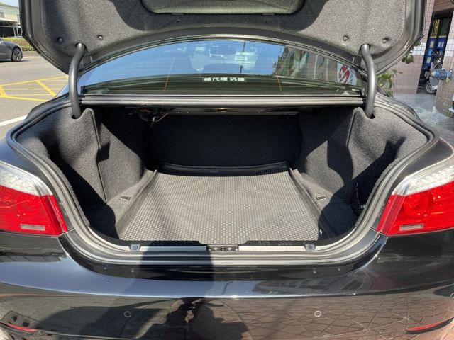 一手車、原鈑件、小改款、經典六缸引擎、F10樣式17吋鋁圈、倒車顯影、盲點偵測  第19張相片