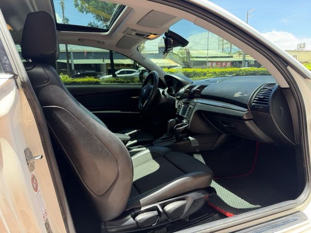✅超稀有BMW 1 Series Coupe✅自排版✅第三方認證原鈑件✅出廠證明✅升級18吋M版鋁圈✅倒車顯影✅藍芽音訊  第9張相片