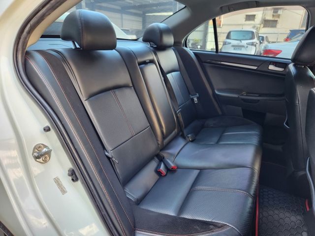 超酷改裝大尾翼/Keyless/安卓機/Carplay/定速/換檔撥片/抬頭顯示器/恆溫空調/電動天窗/電折後視鏡  第10張相片